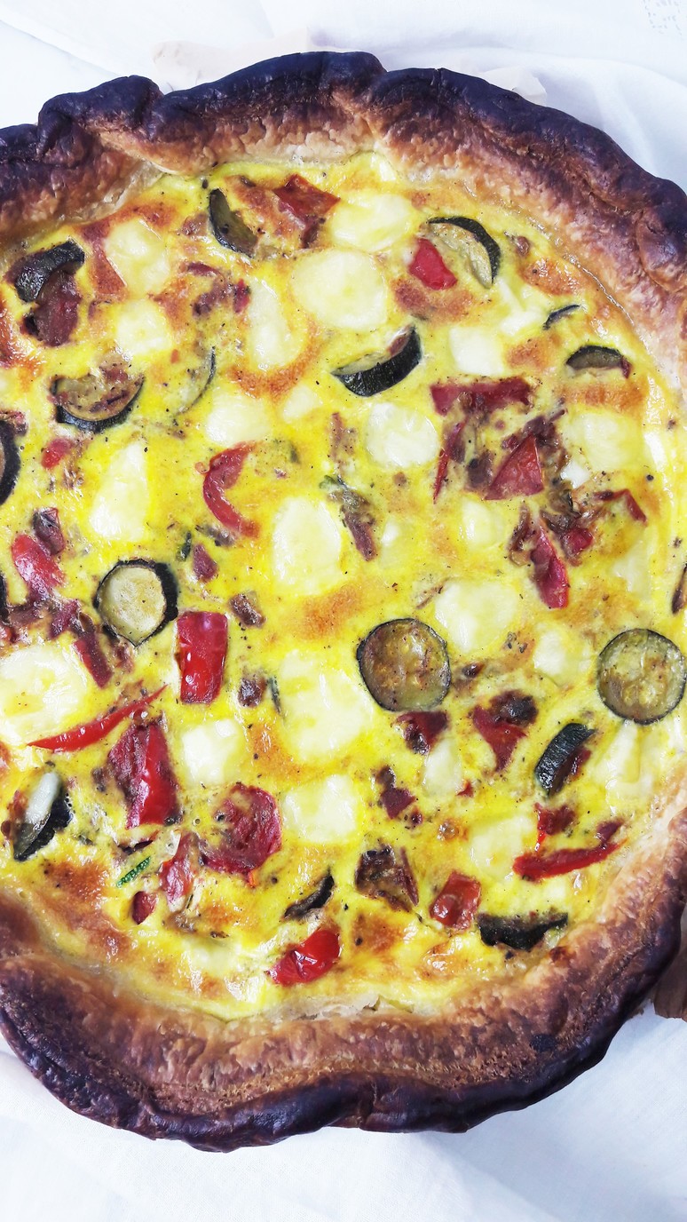 Blissful mediterranean quiche. Red pepper, red onion, garlic, zucchini & tomato make this quiche tasty & nutritious. | ahedgehoginthekitchen.com