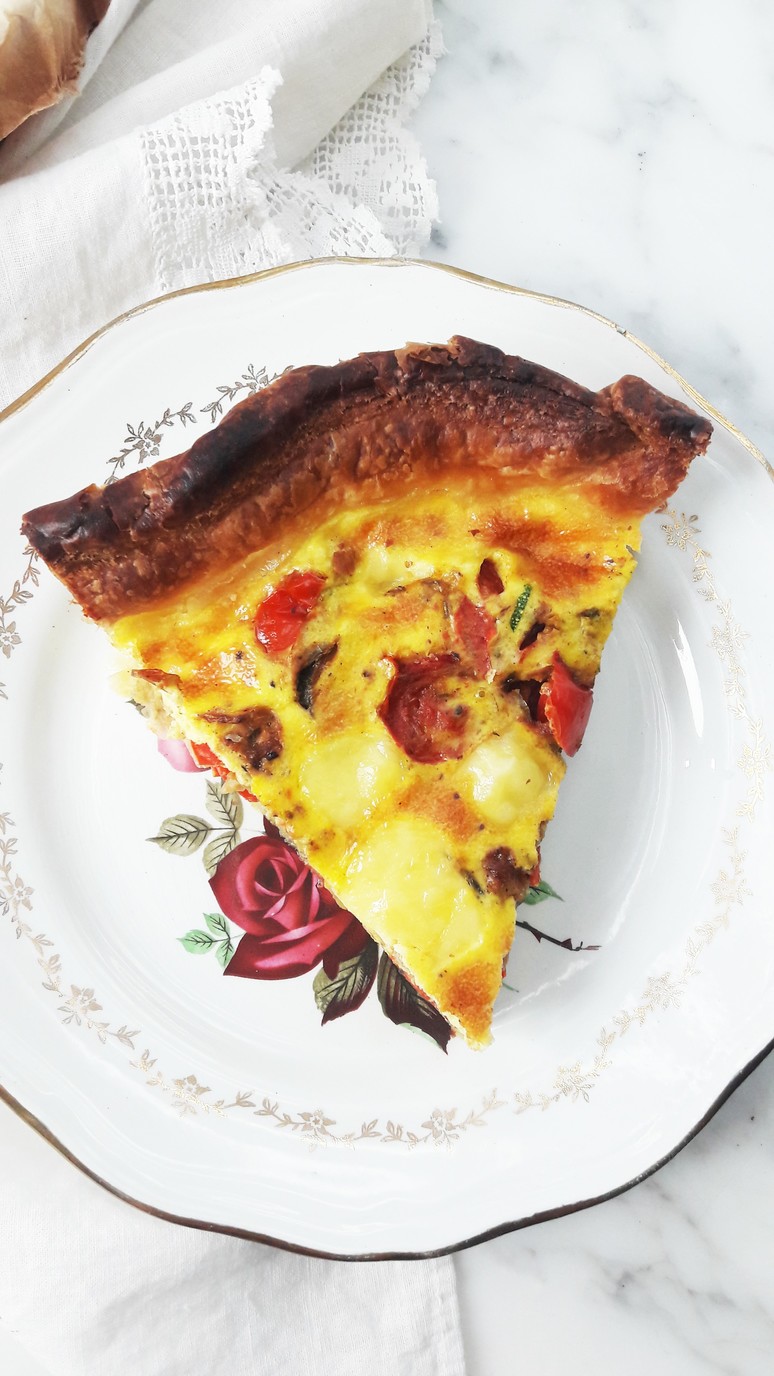 Blissful mediterranean quiche. Red pepper, red onion, garlic, zucchini & tomato make this quiche tasty & nutritious. | ahedgehoginthekitchen.com